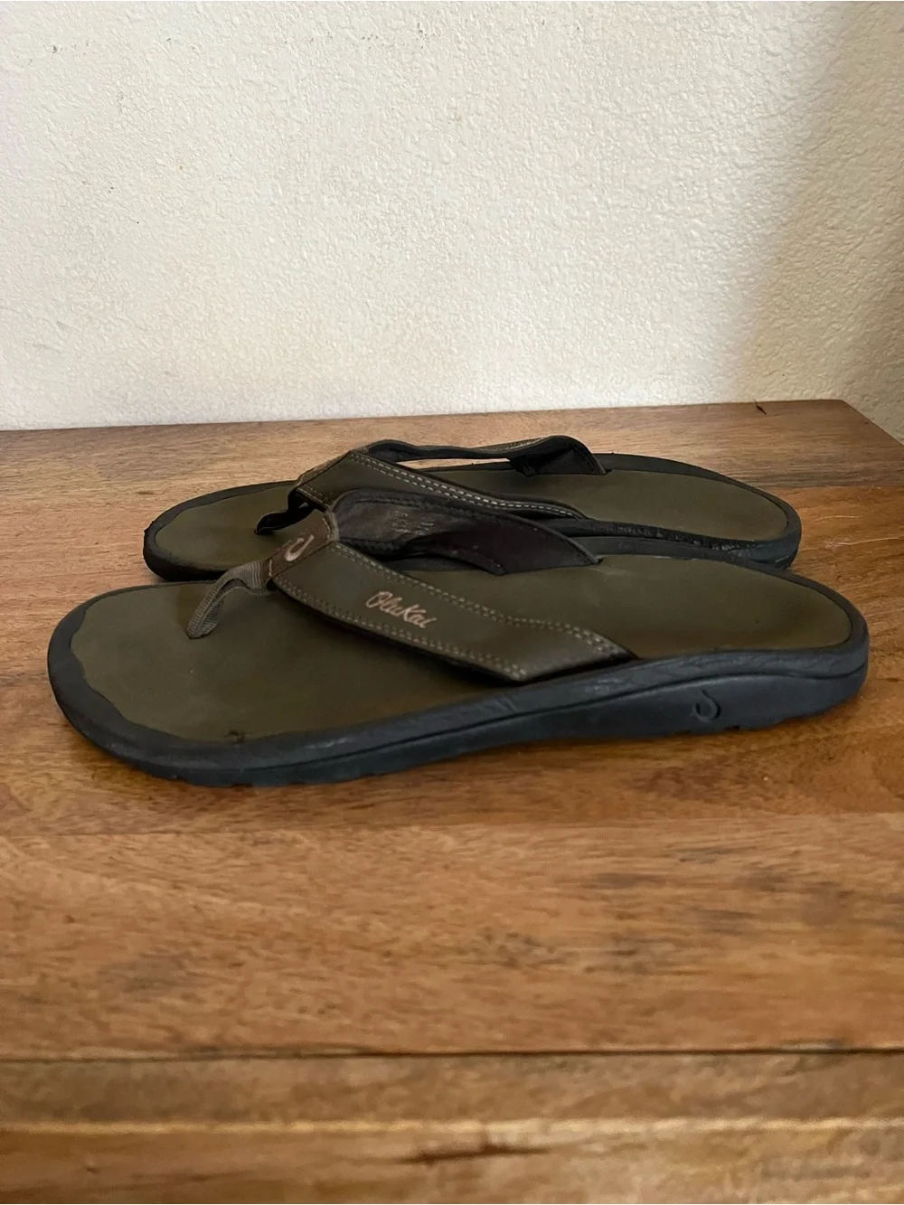 OluKai Ohana Men's Sandals, Water Resistant Flip Flops with Arch Support Size 11